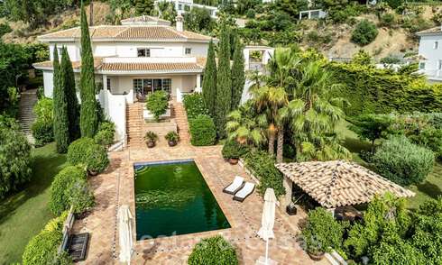 Villa andalouse à vendre avec vue sur la mer dans une urbanisation fermée située entre la vallée du golf de Nueva Andalucia et La Quinta golf, à Benahavis - Marbella 42773