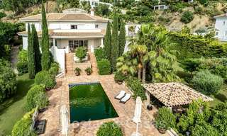 Villa andalouse à vendre avec vue sur la mer dans une urbanisation fermée située entre la vallée du golf de Nueva Andalucia et La Quinta golf, à Benahavis - Marbella 42773 
