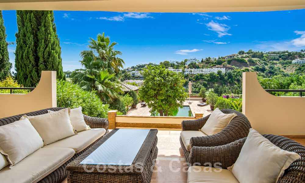 Villa andalouse à vendre avec vue sur la mer dans une urbanisation fermée située entre la vallée du golf de Nueva Andalucia et La Quinta golf, à Benahavis - Marbella 42774