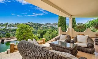 Villa andalouse à vendre avec vue sur la mer dans une urbanisation fermée située entre la vallée du golf de Nueva Andalucia et La Quinta golf, à Benahavis - Marbella 42776 