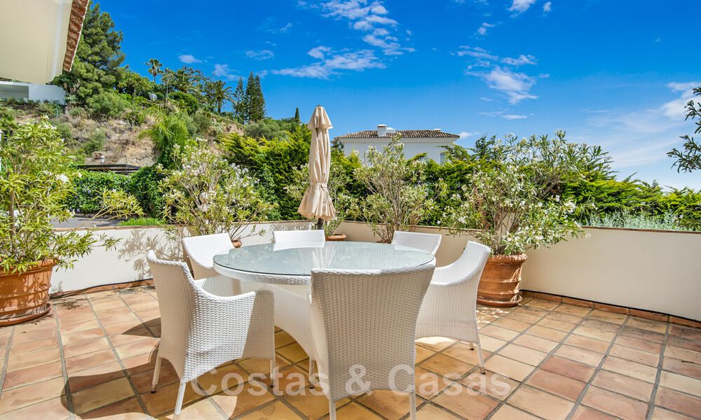 Villa andalouse à vendre avec vue sur la mer dans une urbanisation fermée située entre la vallée du golf de Nueva Andalucia et La Quinta golf, à Benahavis - Marbella 42777