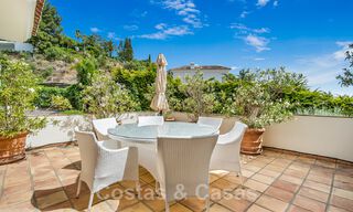 Villa andalouse à vendre avec vue sur la mer dans une urbanisation fermée située entre la vallée du golf de Nueva Andalucia et La Quinta golf, à Benahavis - Marbella 42777 