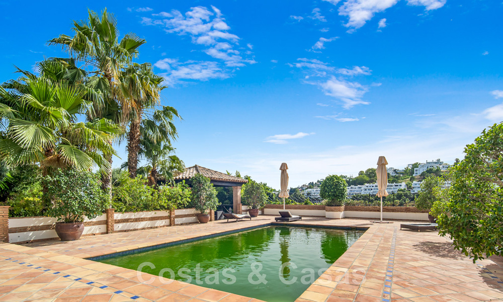 Villa andalouse à vendre avec vue sur la mer dans une urbanisation fermée située entre la vallée du golf de Nueva Andalucia et La Quinta golf, à Benahavis - Marbella 42778