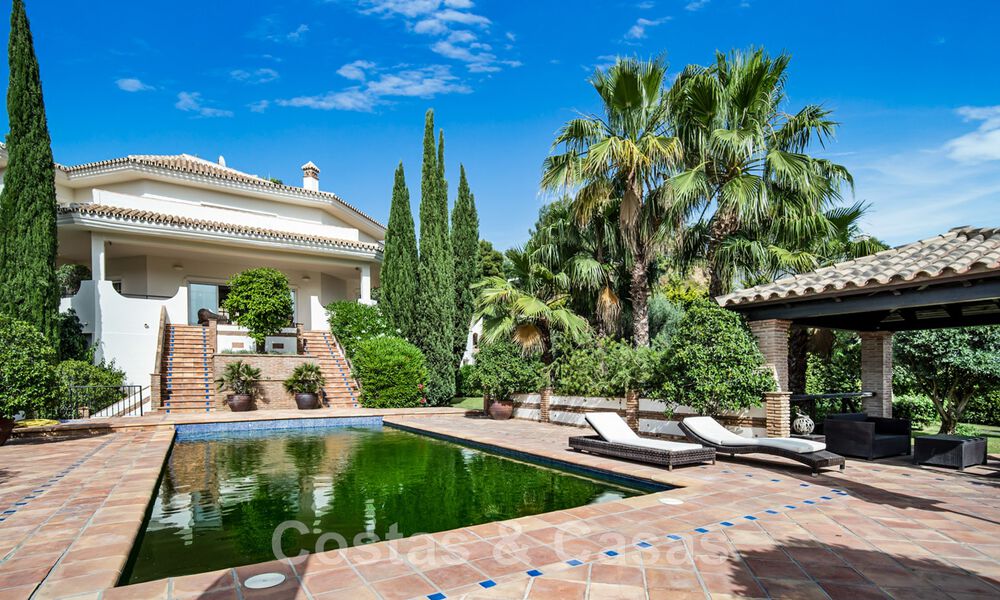 Villa andalouse à vendre avec vue sur la mer dans une urbanisation fermée située entre la vallée du golf de Nueva Andalucia et La Quinta golf, à Benahavis - Marbella 42779