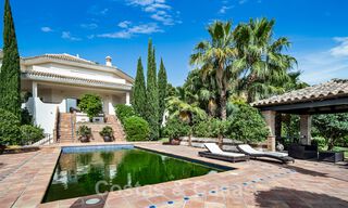 Villa andalouse à vendre avec vue sur la mer dans une urbanisation fermée située entre la vallée du golf de Nueva Andalucia et La Quinta golf, à Benahavis - Marbella 42779 