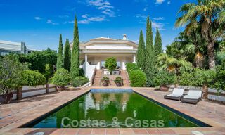 Villa andalouse à vendre avec vue sur la mer dans une urbanisation fermée située entre la vallée du golf de Nueva Andalucia et La Quinta golf, à Benahavis - Marbella 42780 