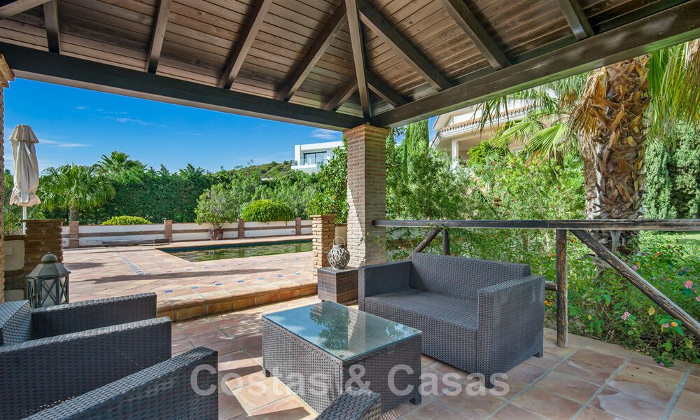Villa andalouse à vendre avec vue sur la mer dans une urbanisation fermée située entre la vallée du golf de Nueva Andalucia et La Quinta golf, à Benahavis - Marbella 42781