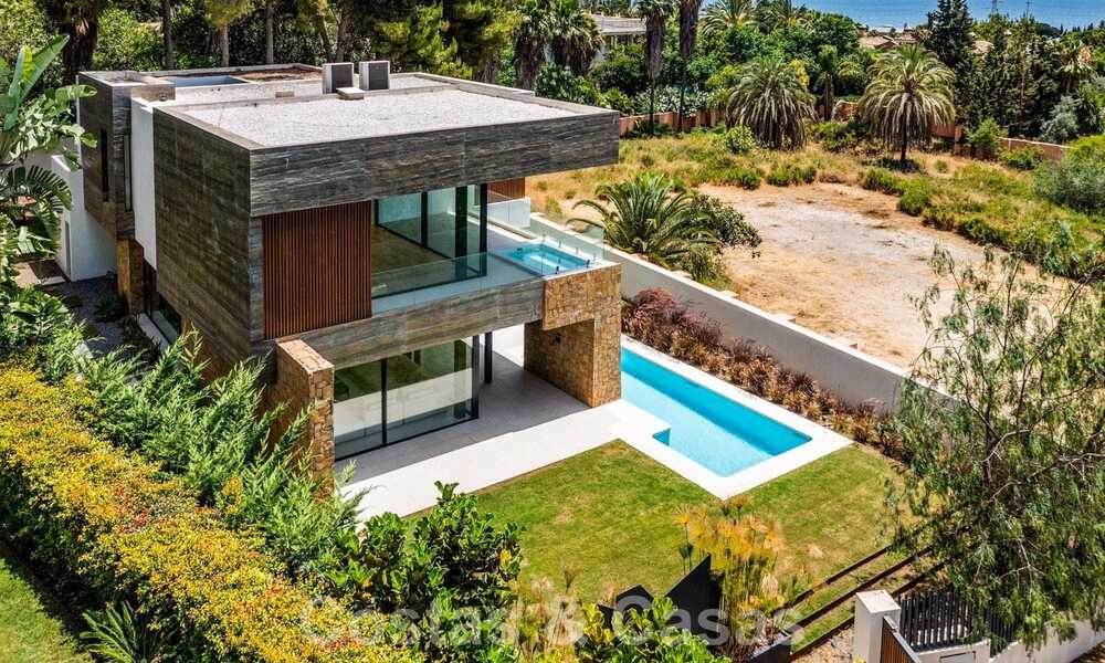 Prête à emménager, nouvelle villa design à vendre, conçue écologiquement avec des matériaux en bois et en pierre naturelle sur le Golden Mile de Marbella 42782