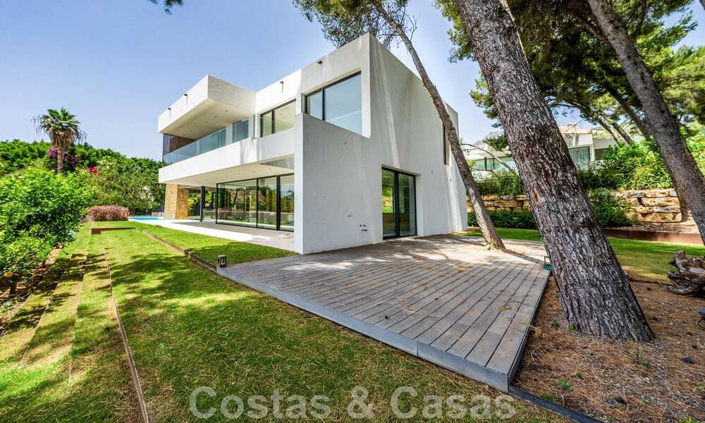 Prête à emménager, nouvelle villa design à vendre, conçue écologiquement avec des matériaux en bois et en pierre naturelle sur le Golden Mile de Marbella 42783
