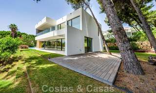 Prête à emménager, nouvelle villa design à vendre, conçue écologiquement avec des matériaux en bois et en pierre naturelle sur le Golden Mile de Marbella 42783 