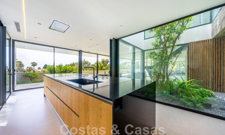 Prête à emménager, nouvelle villa design à vendre, conçue écologiquement avec des matériaux en bois et en pierre naturelle sur le Golden Mile de Marbella 42784 