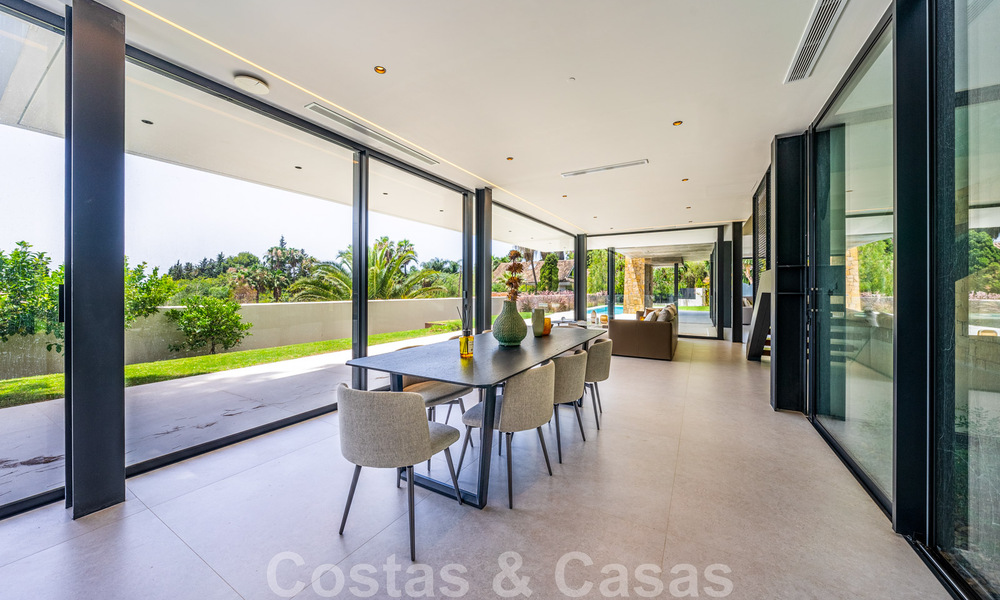 Prête à emménager, nouvelle villa design à vendre, conçue écologiquement avec des matériaux en bois et en pierre naturelle sur le Golden Mile de Marbella 42785