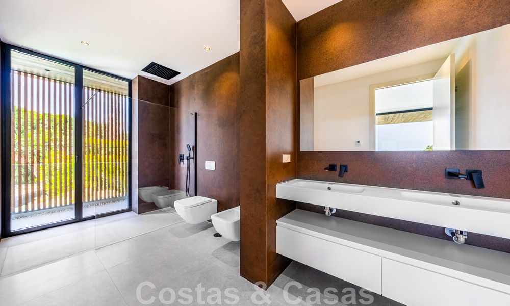 Prête à emménager, nouvelle villa design à vendre, conçue écologiquement avec des matériaux en bois et en pierre naturelle sur le Golden Mile de Marbella 42787