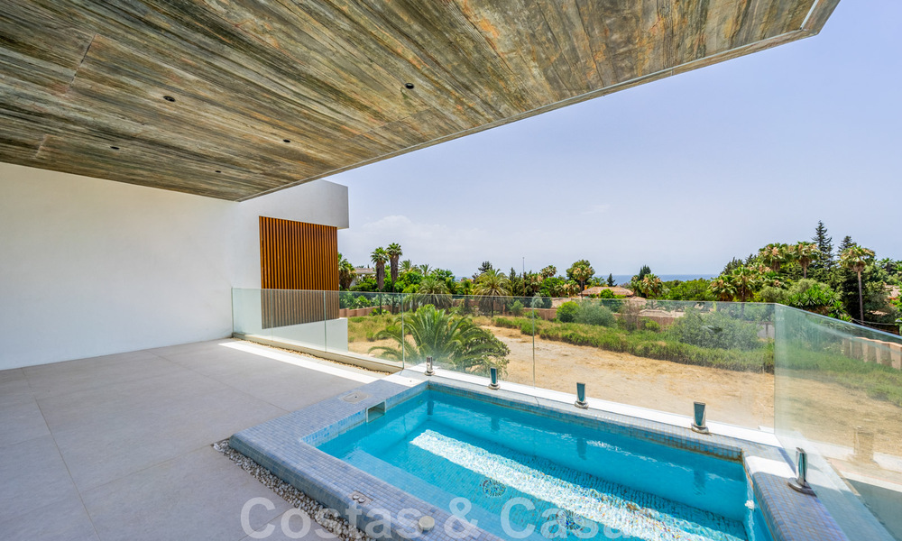 Prête à emménager, nouvelle villa design à vendre, conçue écologiquement avec des matériaux en bois et en pierre naturelle sur le Golden Mile de Marbella 42789