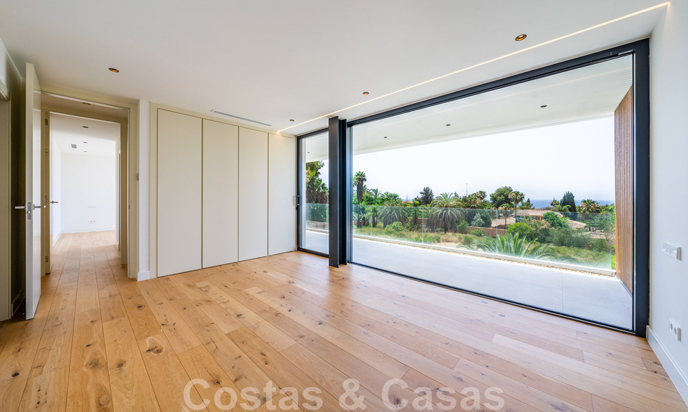 Prête à emménager, nouvelle villa design à vendre, conçue écologiquement avec des matériaux en bois et en pierre naturelle sur le Golden Mile de Marbella 42790