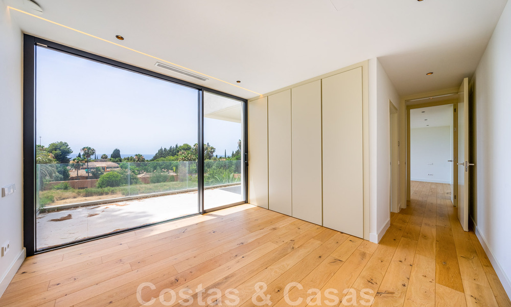 Prête à emménager, nouvelle villa design à vendre, conçue écologiquement avec des matériaux en bois et en pierre naturelle sur le Golden Mile de Marbella 42791