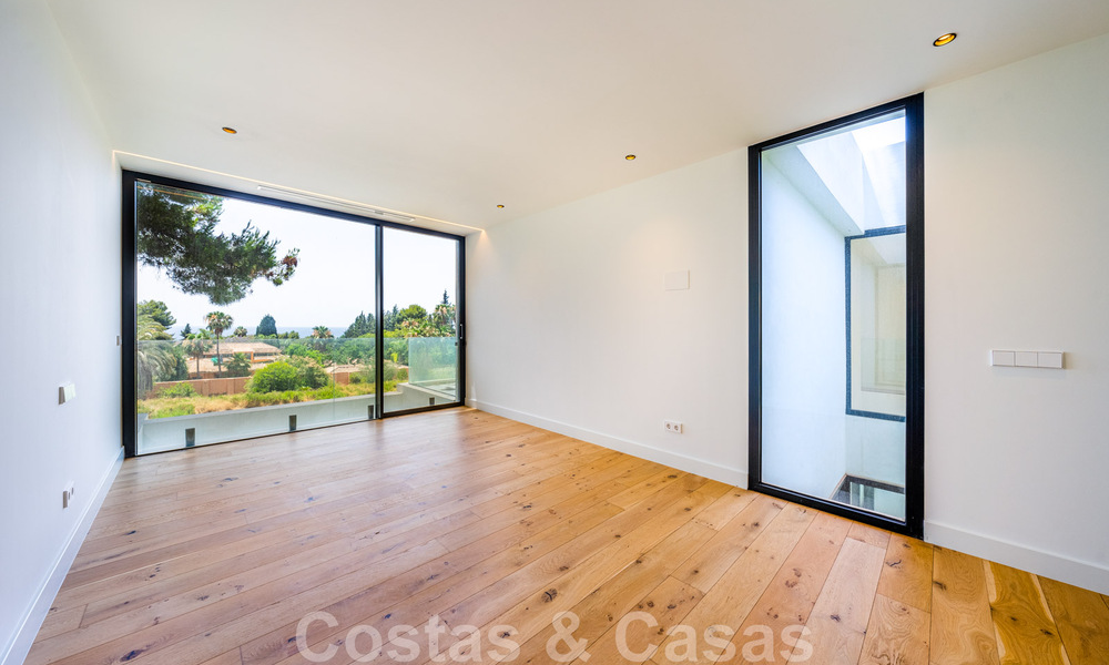 Prête à emménager, nouvelle villa design à vendre, conçue écologiquement avec des matériaux en bois et en pierre naturelle sur le Golden Mile de Marbella 42793