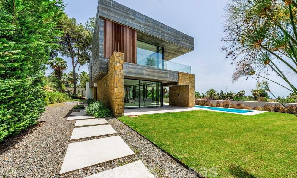 Prête à emménager, nouvelle villa design à vendre, conçue écologiquement avec des matériaux en bois et en pierre naturelle sur le Golden Mile de Marbella 42794