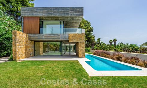 Prête à emménager, nouvelle villa design à vendre, conçue écologiquement avec des matériaux en bois et en pierre naturelle sur le Golden Mile de Marbella 42795