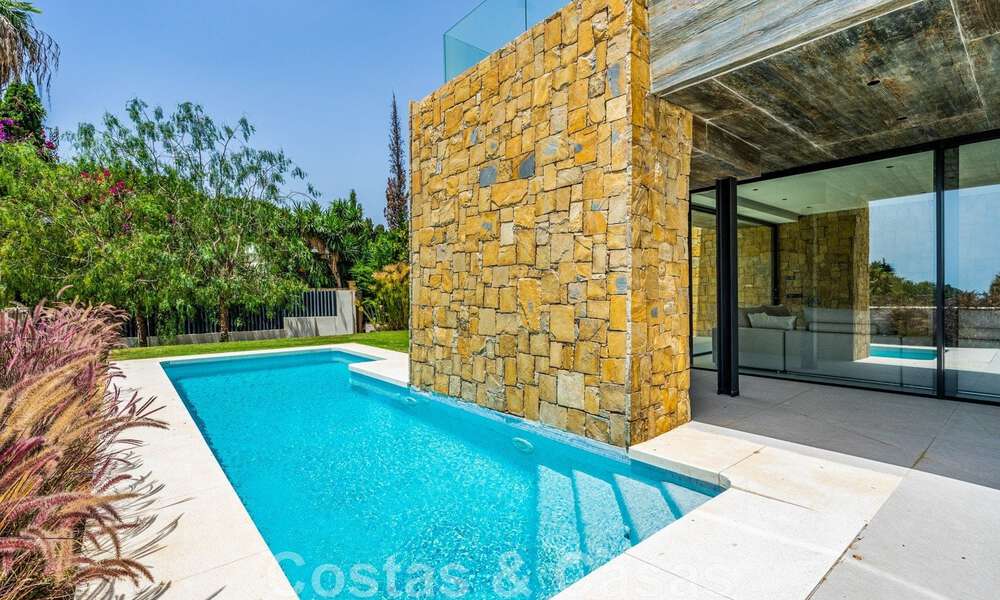 Prête à emménager, nouvelle villa design à vendre, conçue écologiquement avec des matériaux en bois et en pierre naturelle sur le Golden Mile de Marbella 42796