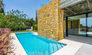 Prête à emménager, nouvelle villa design à vendre, conçue écologiquement avec des matériaux en bois et en pierre naturelle sur le Golden Mile de Marbella 42796 