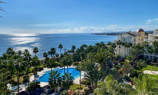 Opportunité ! Penthouse de luxe en bord de la mer à vendre dans le parc Las Dunas, Marbella - Estepona. Prêt à emménager. 42512 