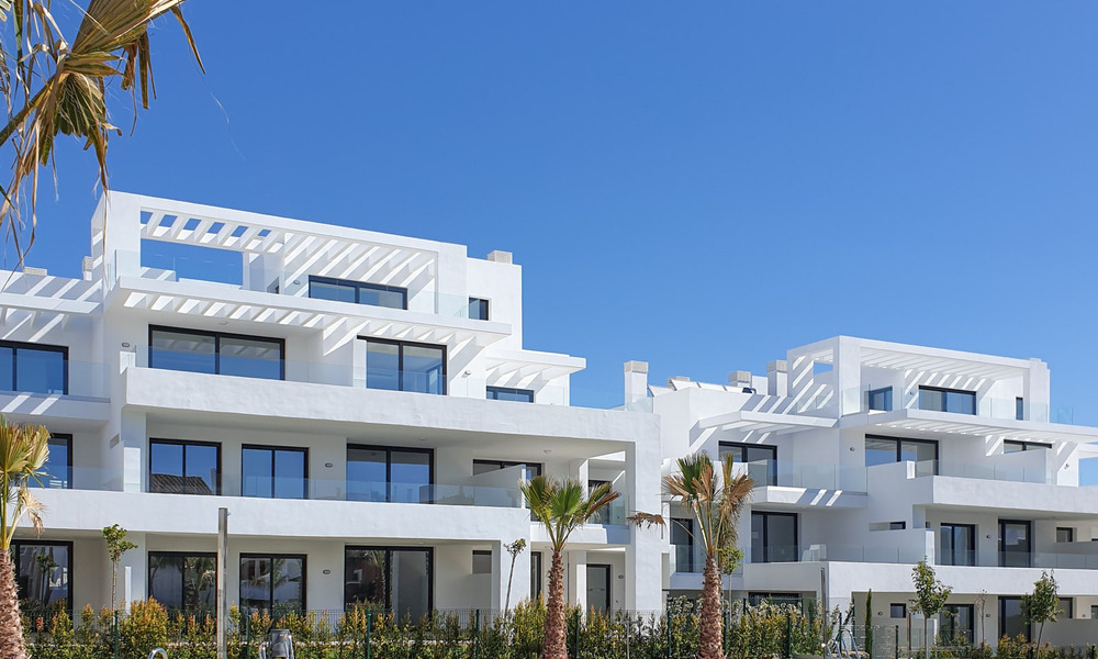 Prêts à emménager. Dernières 2 penthouses à vendre dans un style moderne dans un nouveau développement sur le New Golden Mile entre Marbella et Estepona 42519