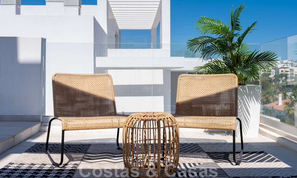 Prêts à emménager. Dernières 2 penthouses à vendre dans un style moderne dans un nouveau développement sur le New Golden Mile entre Marbella et Estepona 42526