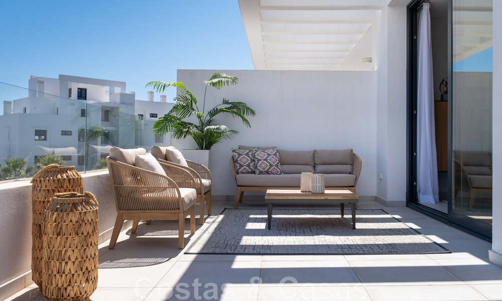 Prêts à emménager. Dernières 2 penthouses à vendre dans un style moderne dans un nouveau développement sur le New Golden Mile entre Marbella et Estepona 42527