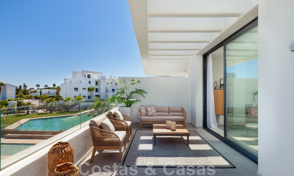 Prêts à emménager. Dernières 2 penthouses à vendre dans un style moderne dans un nouveau développement sur le New Golden Mile entre Marbella et Estepona 42532