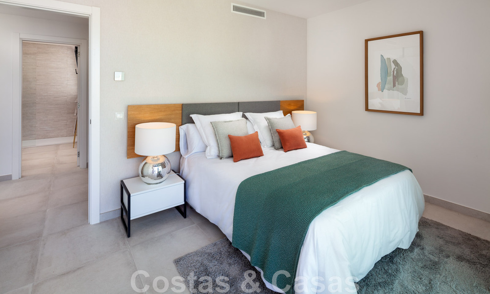 Prêts à emménager. Dernières 2 penthouses à vendre dans un style moderne dans un nouveau développement sur le New Golden Mile entre Marbella et Estepona 42533