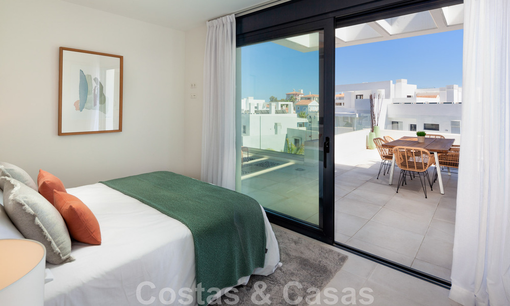 Prêts à emménager. Dernières 2 penthouses à vendre dans un style moderne dans un nouveau développement sur le New Golden Mile entre Marbella et Estepona 42534