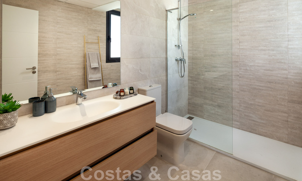 Prêts à emménager. Dernières 2 penthouses à vendre dans un style moderne dans un nouveau développement sur le New Golden Mile entre Marbella et Estepona 42536