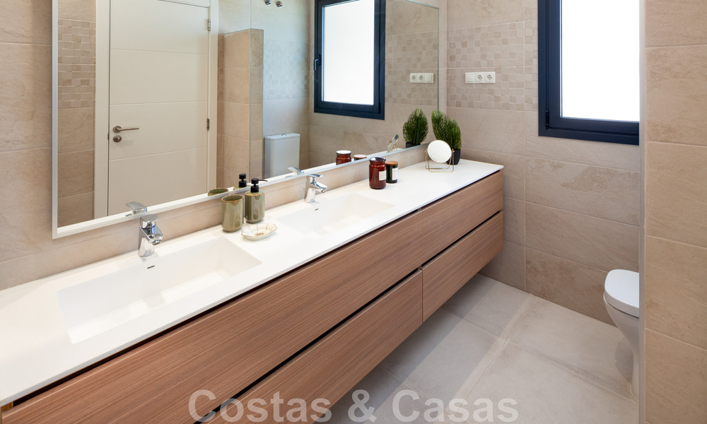 Prêts à emménager. Dernières 2 penthouses à vendre dans un style moderne dans un nouveau développement sur le New Golden Mile entre Marbella et Estepona 42540