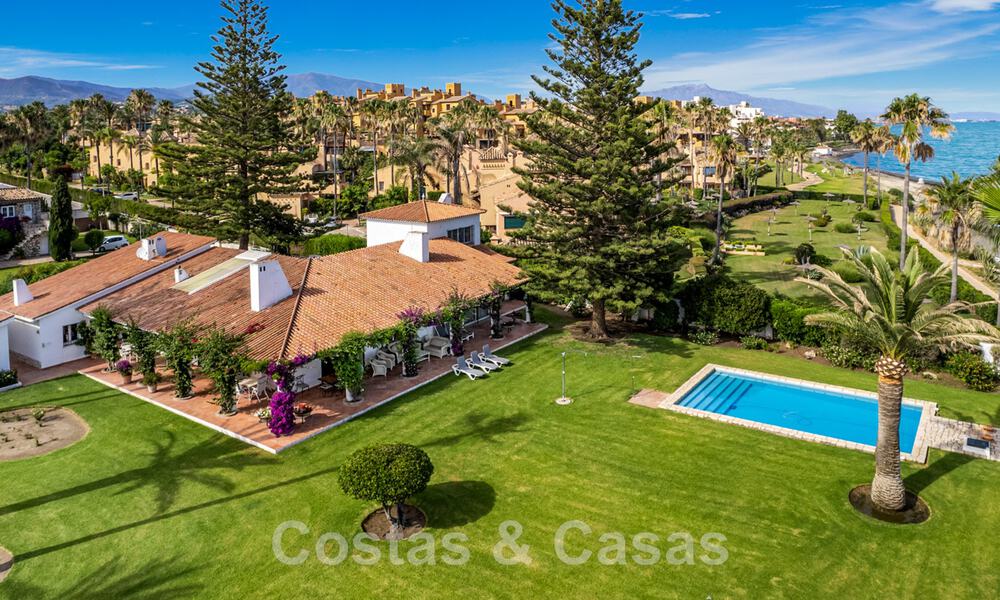 Villa espagnole traditionnelle à vendre, en bord de mer avec accès direct à la plage, sur la nouvelle Golden Mile entre Marbella et Estepona 42689