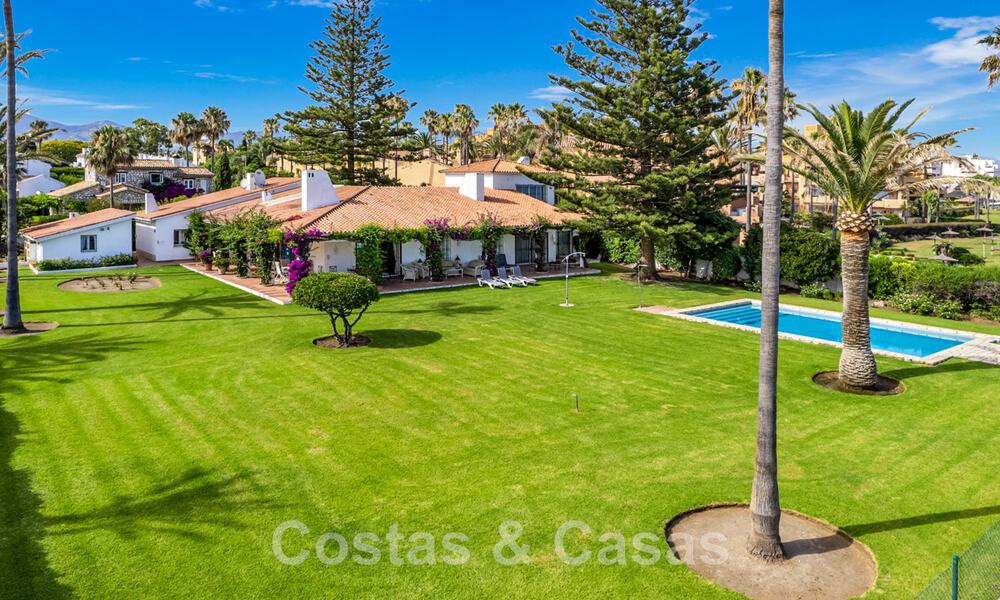 Villa espagnole traditionnelle à vendre, en bord de mer avec accès direct à la plage, sur la nouvelle Golden Mile entre Marbella et Estepona 42690