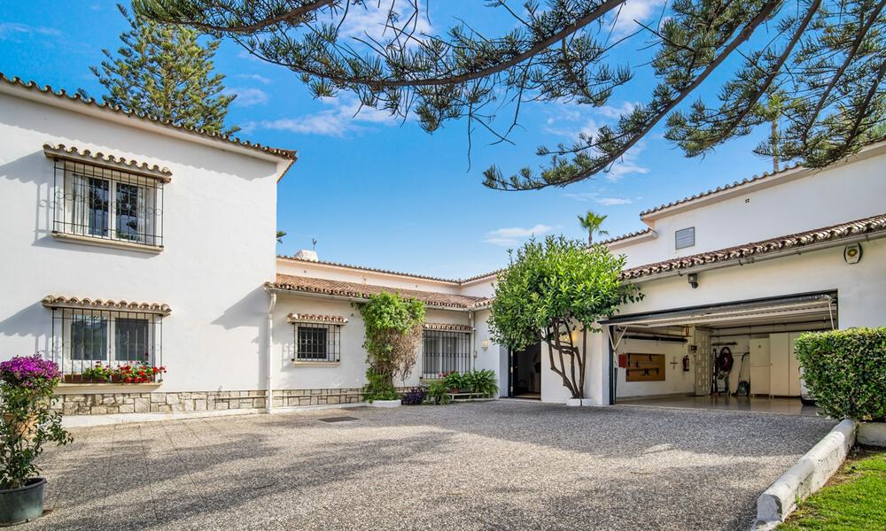 Villa espagnole traditionnelle à vendre, en bord de mer avec accès direct à la plage, sur la nouvelle Golden Mile entre Marbella et Estepona 42694