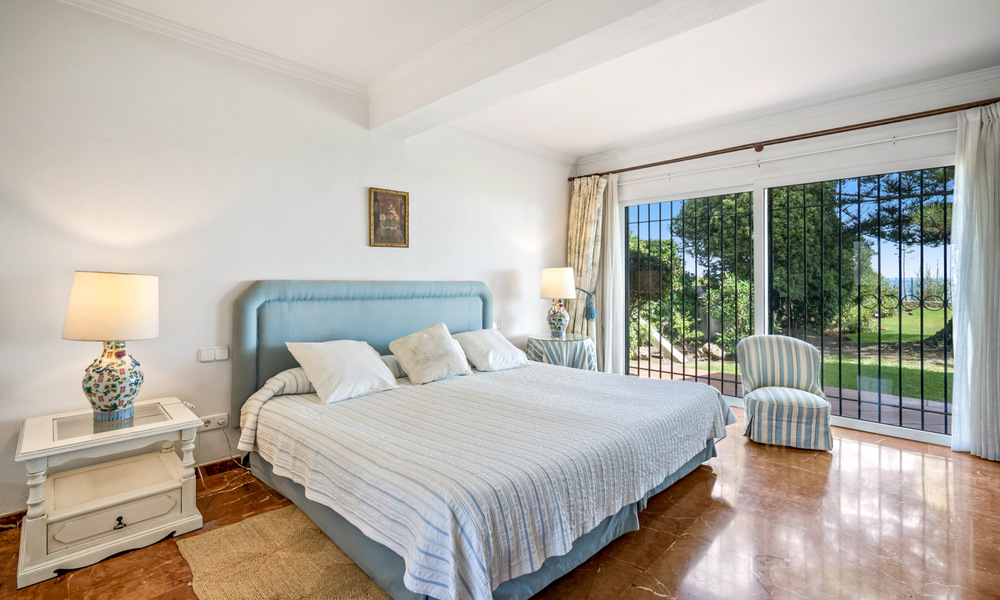 Villa espagnole traditionnelle à vendre, en bord de mer avec accès direct à la plage, sur la nouvelle Golden Mile entre Marbella et Estepona 42705
