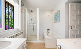 Villa espagnole traditionnelle à vendre, en bord de mer avec accès direct à la plage, sur la nouvelle Golden Mile entre Marbella et Estepona 42708 
