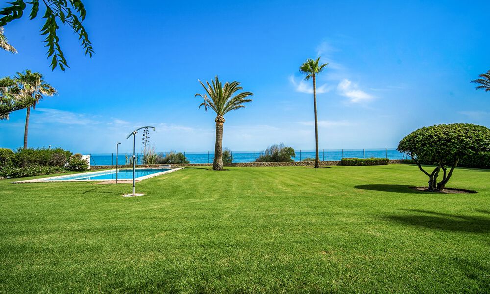 Villa espagnole traditionnelle à vendre, en bord de mer avec accès direct à la plage, sur la nouvelle Golden Mile entre Marbella et Estepona 42714
