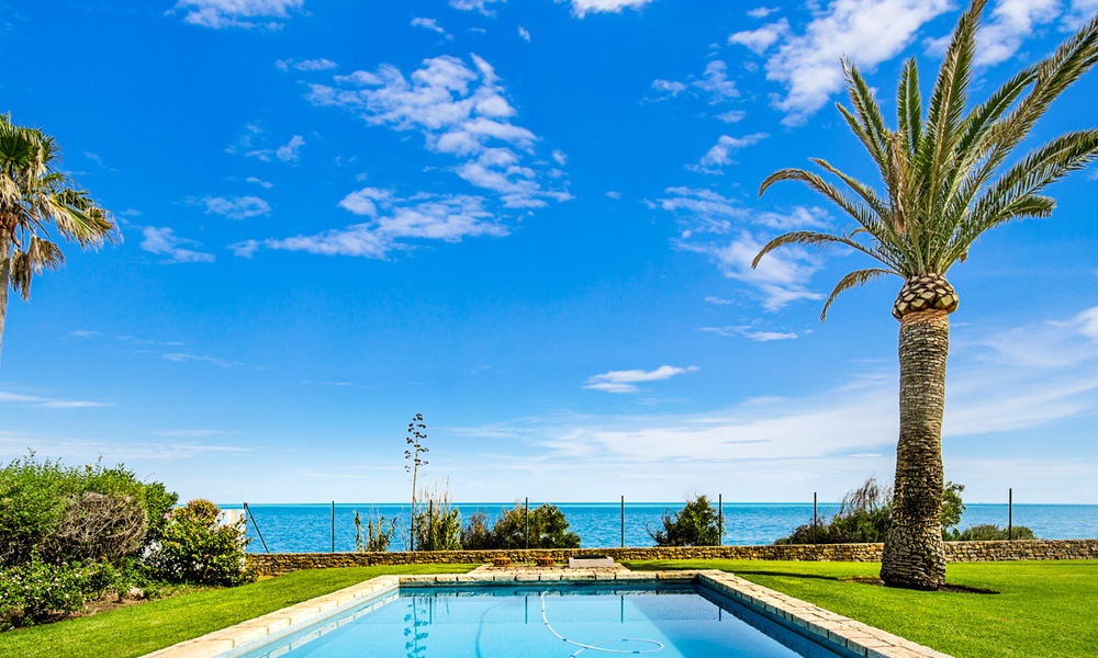 Villa espagnole traditionnelle à vendre, en bord de mer avec accès direct à la plage, sur la nouvelle Golden Mile entre Marbella et Estepona 42715
