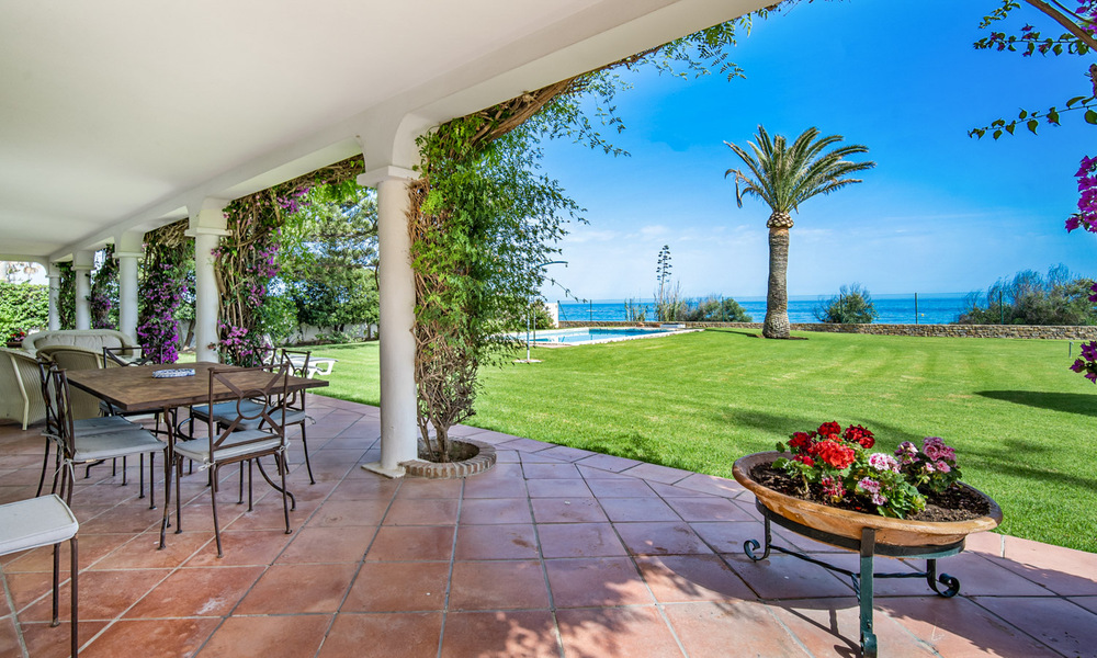 Villa espagnole traditionnelle à vendre, en bord de mer avec accès direct à la plage, sur la nouvelle Golden Mile entre Marbella et Estepona 42724