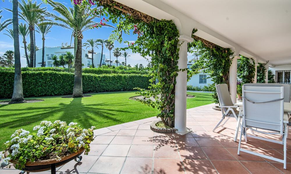 Villa espagnole traditionnelle à vendre, en bord de mer avec accès direct à la plage, sur la nouvelle Golden Mile entre Marbella et Estepona 42725
