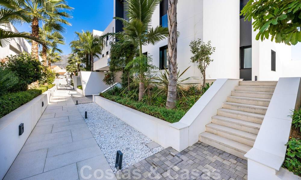 Appartement de jardin moderne et de haute qualité à vendre avec 3 chambres et des vues panoramiques sur la mer au cœur de Nueva Andalucia à Marbella 42835