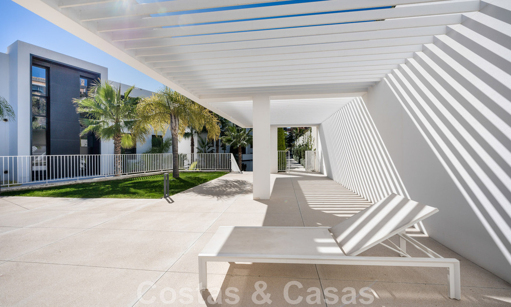 Appartement de jardin moderne et de haute qualité à vendre avec 3 chambres et des vues panoramiques sur la mer au cœur de Nueva Andalucia à Marbella 42836