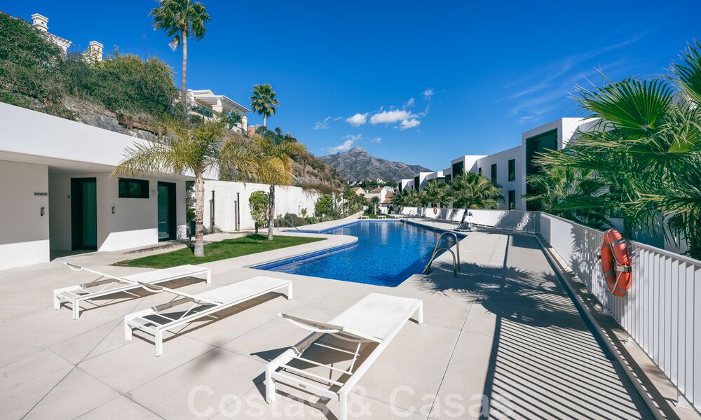 Appartement de jardin moderne et de haute qualité à vendre avec 3 chambres et des vues panoramiques sur la mer au cœur de Nueva Andalucia à Marbella 42837