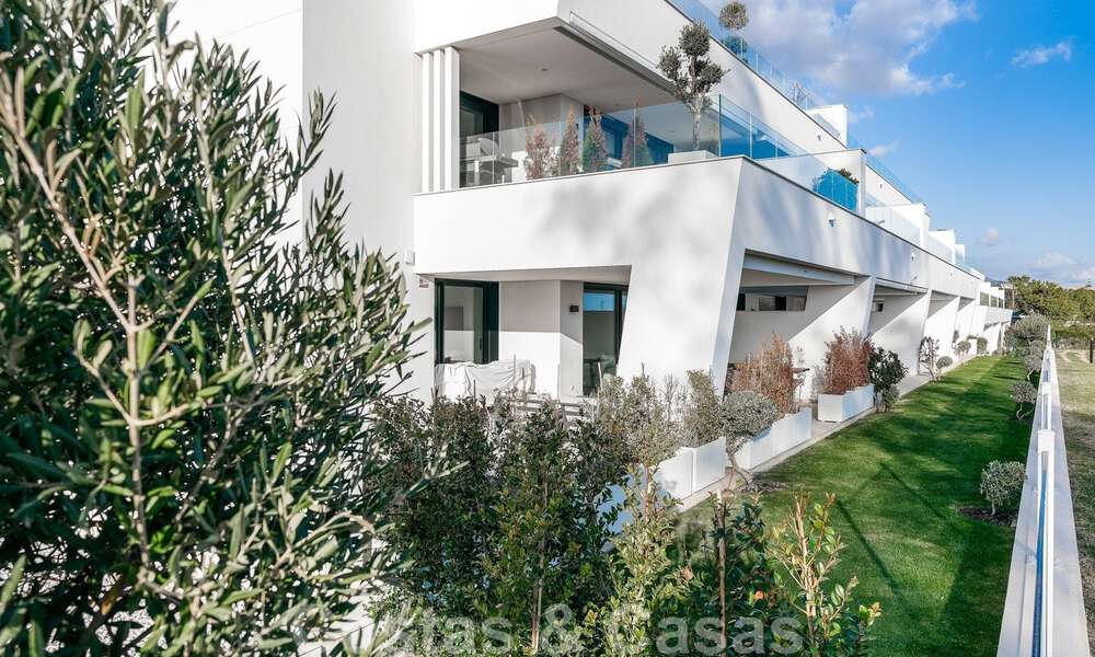 Appartement de jardin moderne et de haute qualité à vendre avec 3 chambres et des vues panoramiques sur la mer au cœur de Nueva Andalucia à Marbella 42844
