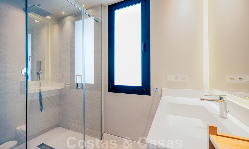 Appartement de jardin moderne et de haute qualité à vendre avec 3 chambres et des vues panoramiques sur la mer au cœur de Nueva Andalucia à Marbella 42850