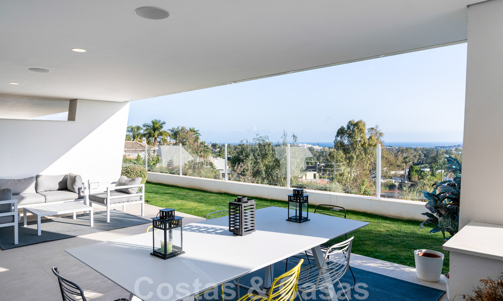 Appartement de jardin moderne et de haute qualité à vendre avec 3 chambres et des vues panoramiques sur la mer au cœur de Nueva Andalucia à Marbella 42851