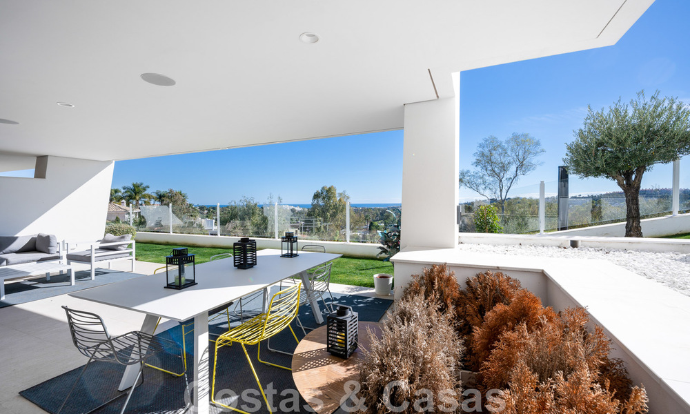 Appartement de jardin moderne et de haute qualité à vendre avec 3 chambres et des vues panoramiques sur la mer au cœur de Nueva Andalucia à Marbella 42870